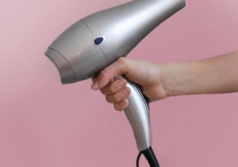 7 Mistakes Most of Us Make When Drying Our Hair